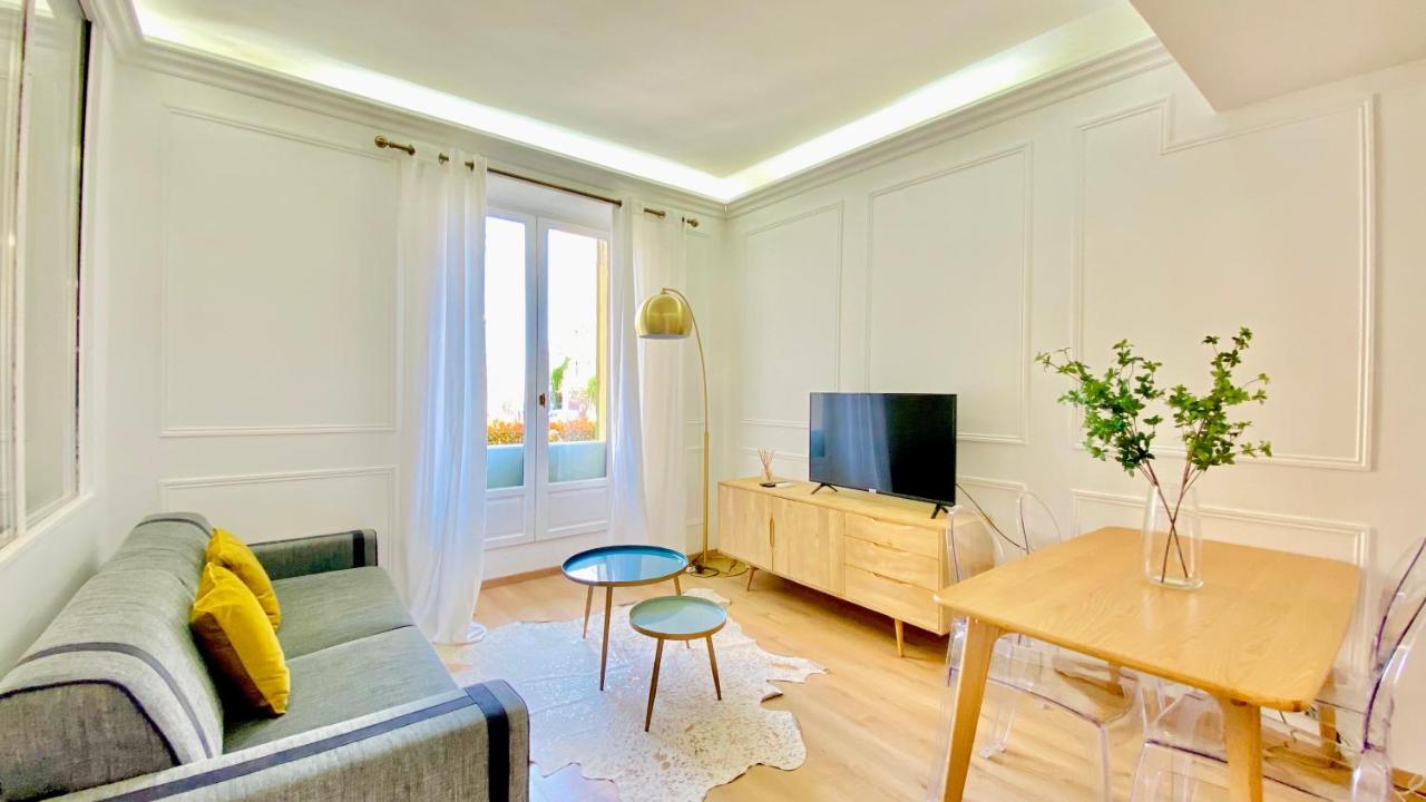 Designer Garden View Ac, Fiber Wifi Heart Of Apartment