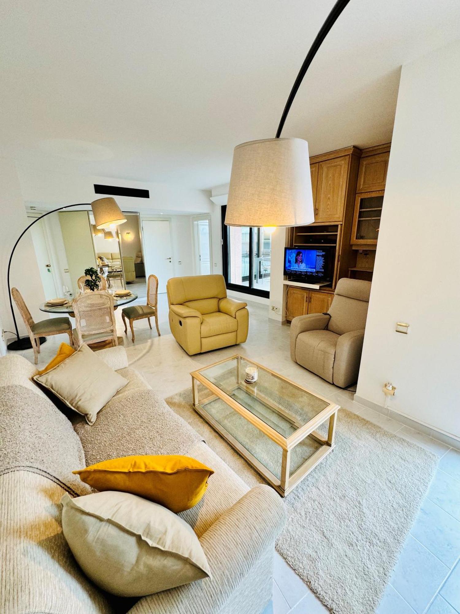Apartment With Swimming Pool & Sea View *