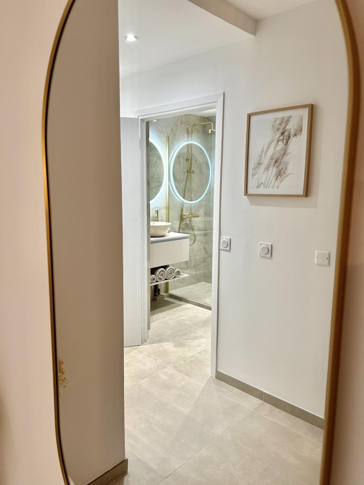 De Luxe Portes De - Vue - Piscine - Wifi Apartment