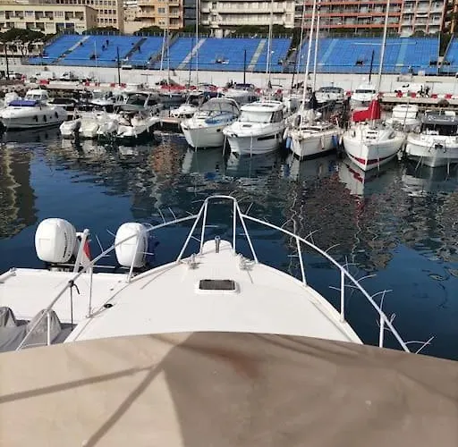Bateau Tout Confort Au Port De Monaco