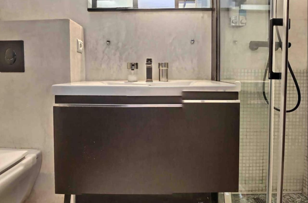 Beautiful Fully Renovated Centrally Located Apartment *