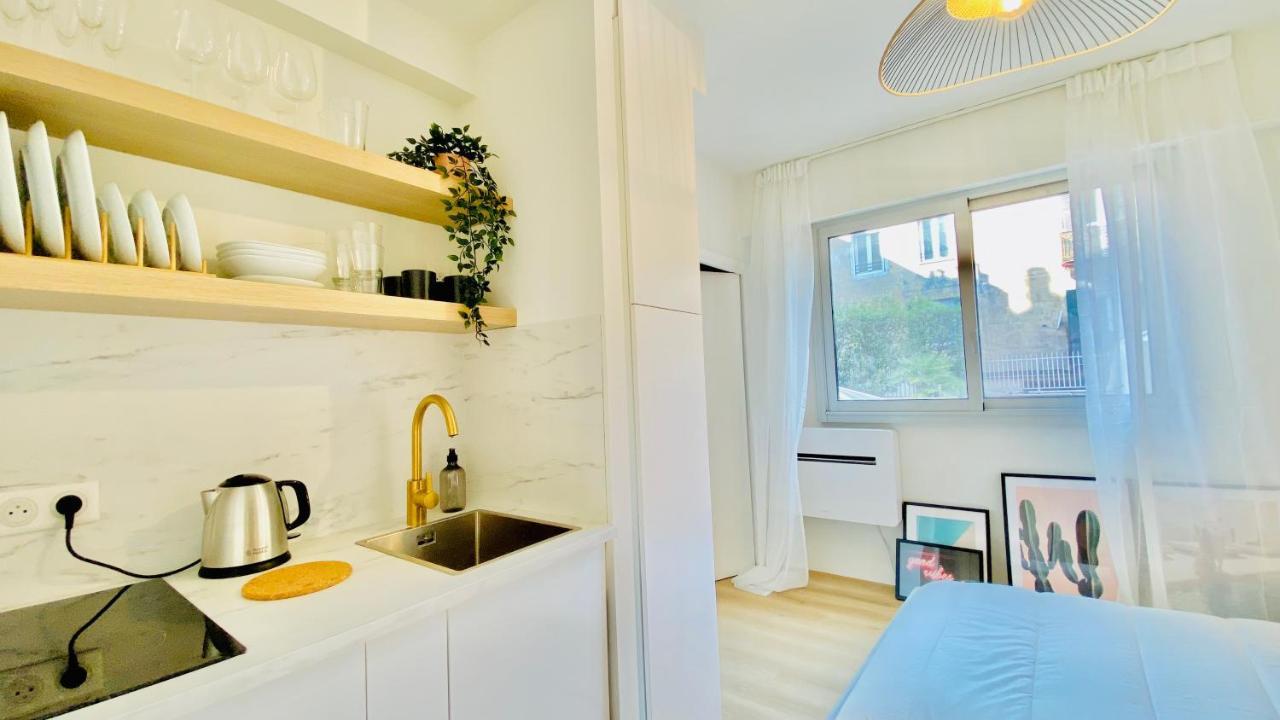 New Designer Next To Casino Square With Ac & Internet *