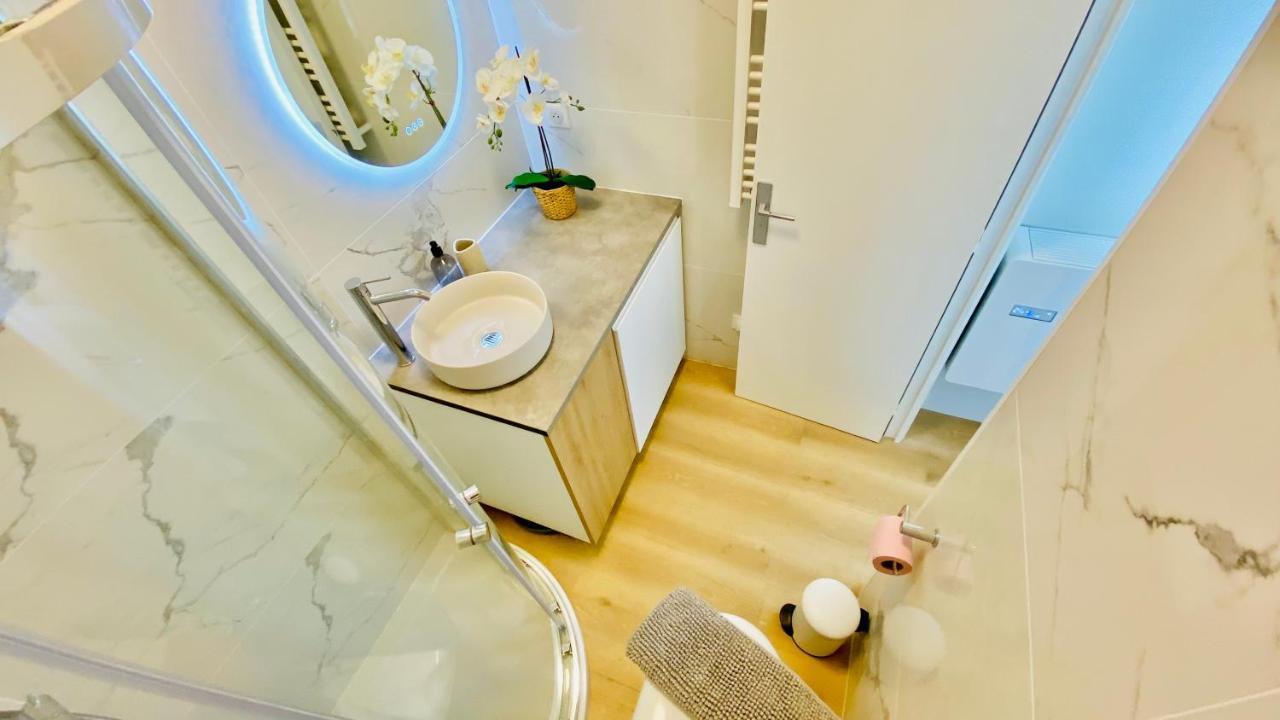 New Designer Next To Casino Square With Ac & Internet Apartment