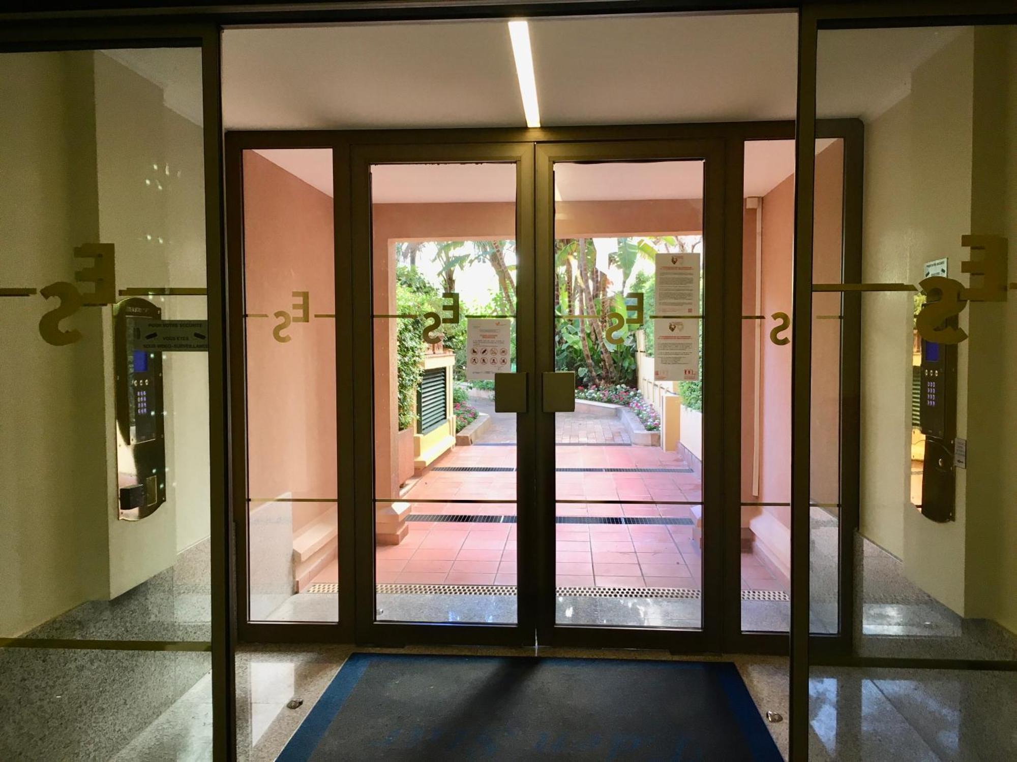 Monaco, Elegant & Quiet Renovated Apartment With Terrace & Pool, 15Min To F1 Grand Prix Monte Carlo