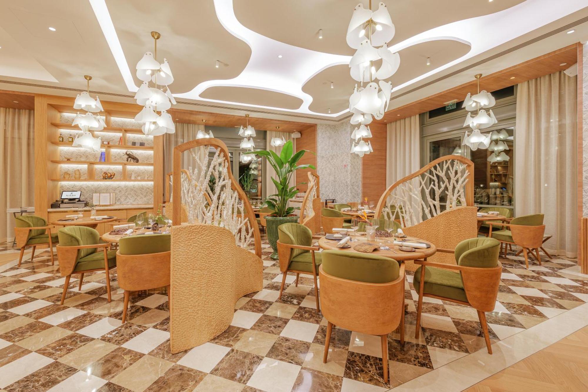 Monte-carlo Bay &