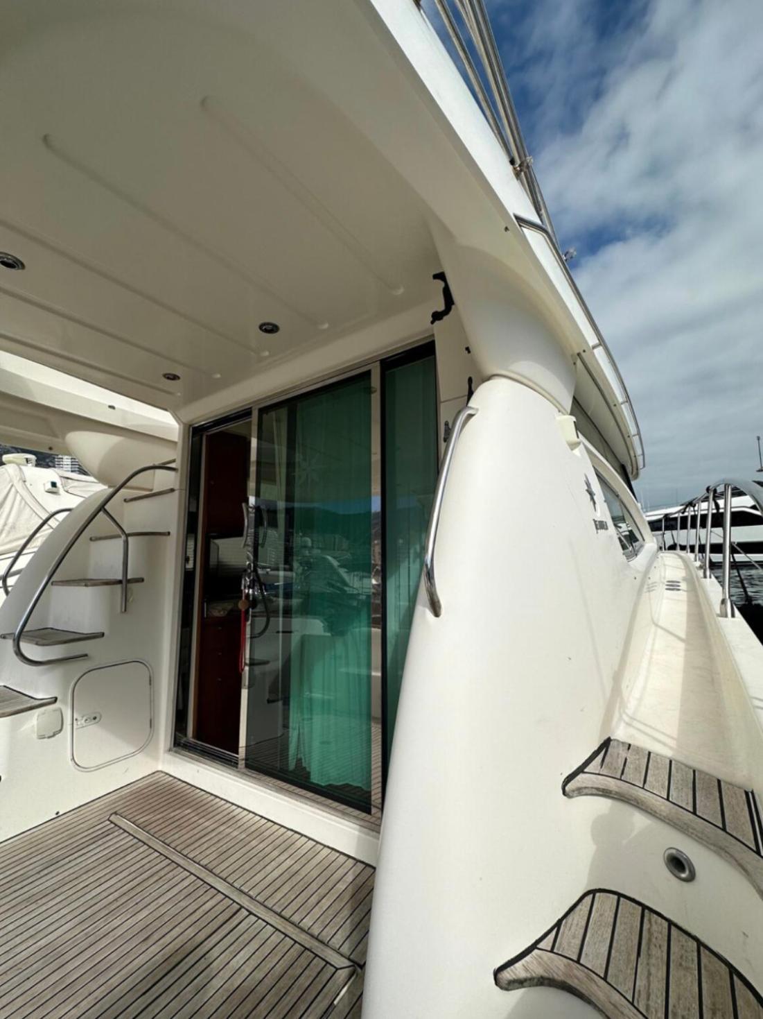 Yatch The Rock Botel *