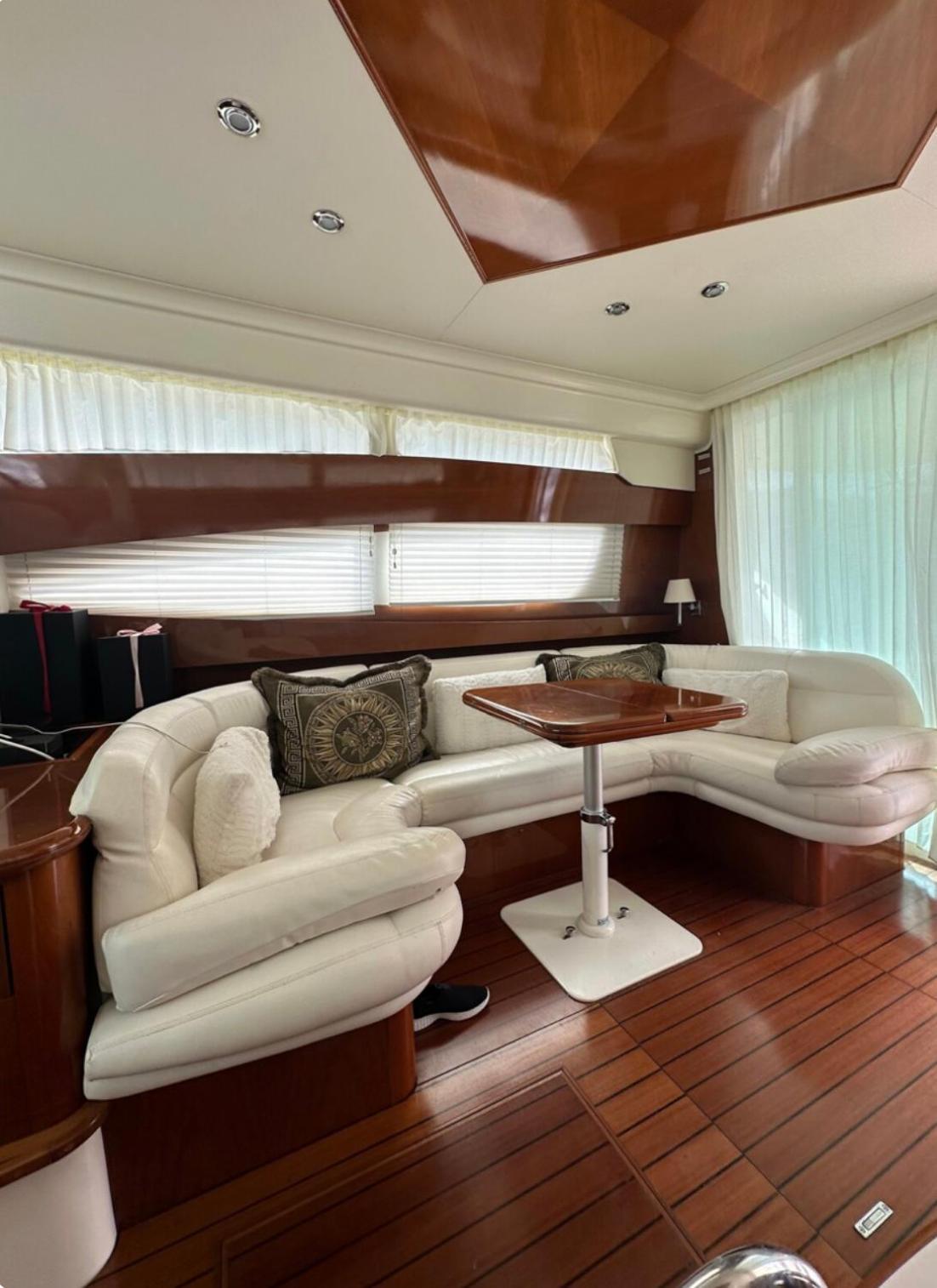 Yatch The Rock Botel *