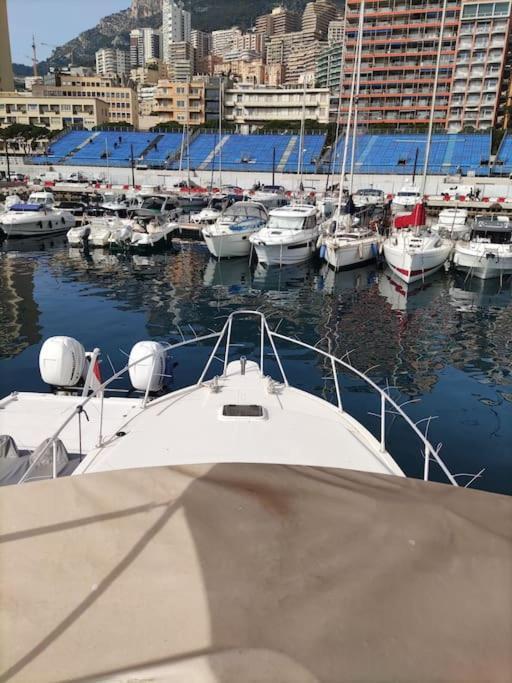 Bateau Confort Au Port De Bateau-hôtel