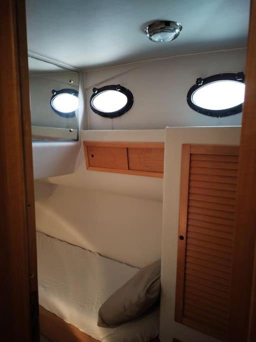 Bateau Confort Au Port De Bateau-hôtel
