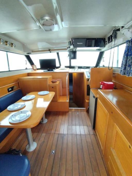 Bateau Confort Au Port De *