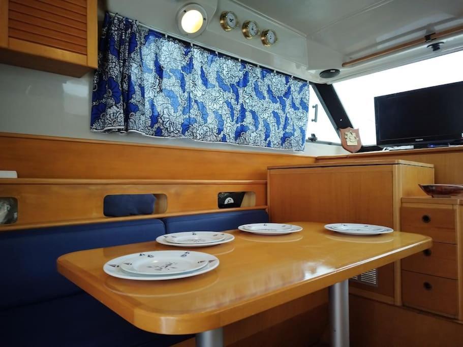 Bateau Confort Au Port De Bateau-hôtel