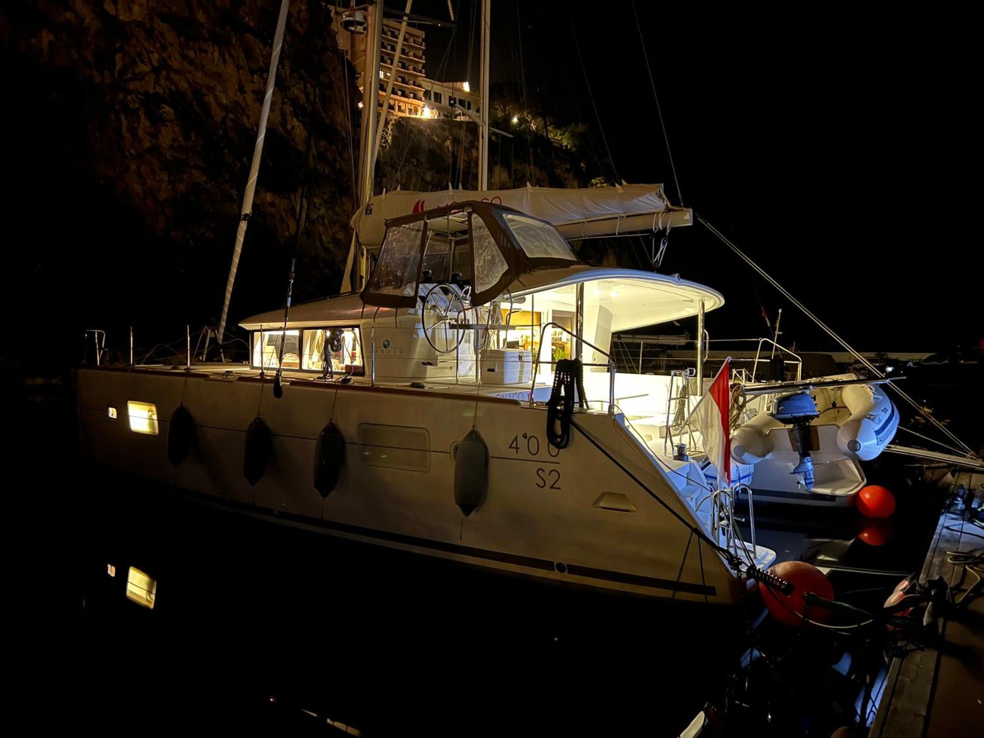 Botel Red Sail
