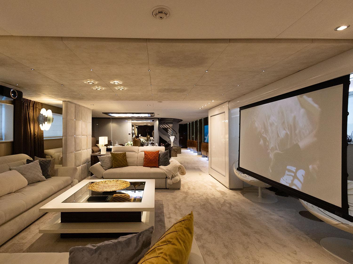 Trackside Superyacht Vip - Tiamat Botel *