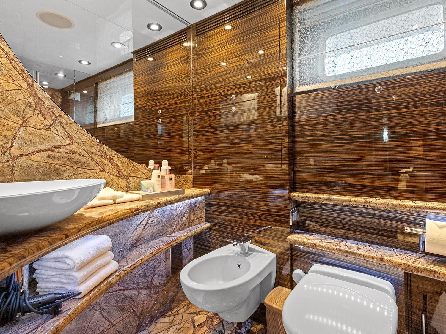 Trackside Superyacht Vip - Tiamat Botel