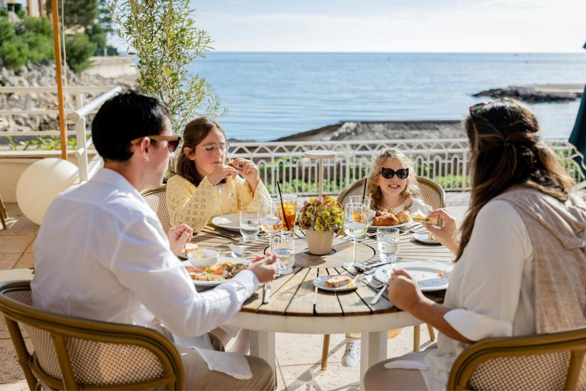 Le Meridien Plaza Hotel 4*