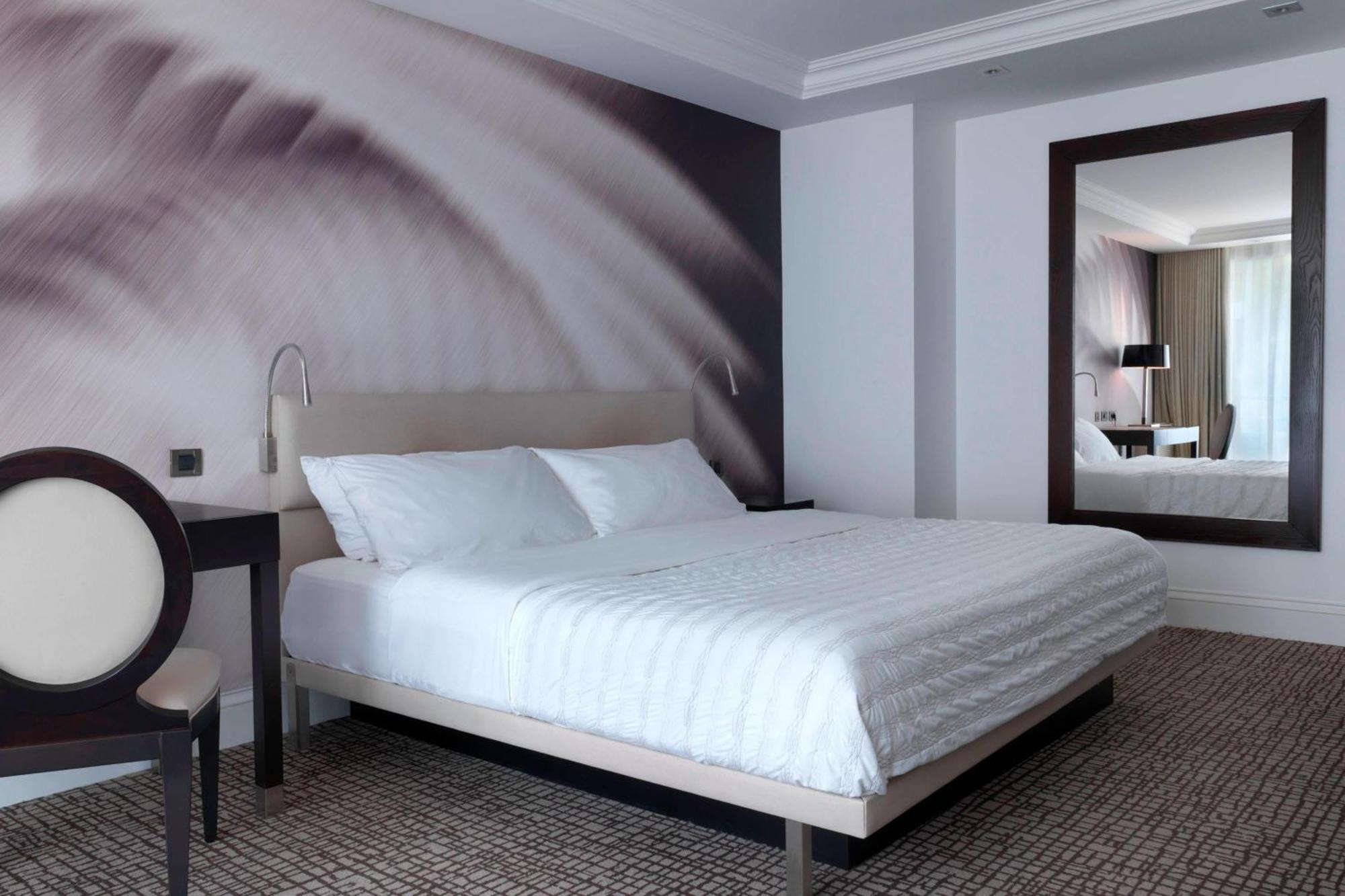 Le Meridien Plaza